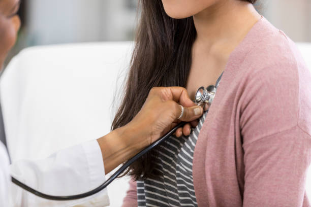 escuchando el latido del corazón del paciente médico - cardiologist fotografías e imágenes de stock