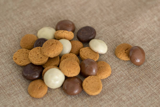istock Pepernoten en chocolade pepernoten 1053531758