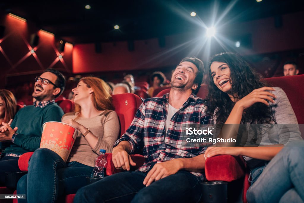Riendo jóvenes en el cine - Foto de stock de Sala de cine libre de derechos