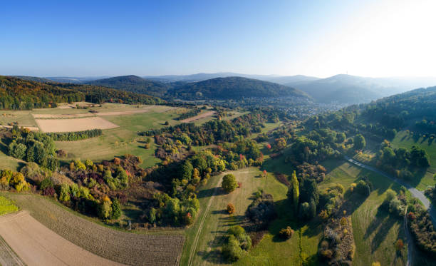 panoramische luftaufnahme der herbstliche landschaft - rheingau-taunus gebiet - sunrise tranquil scene blue plateau stock-fotos und bilder