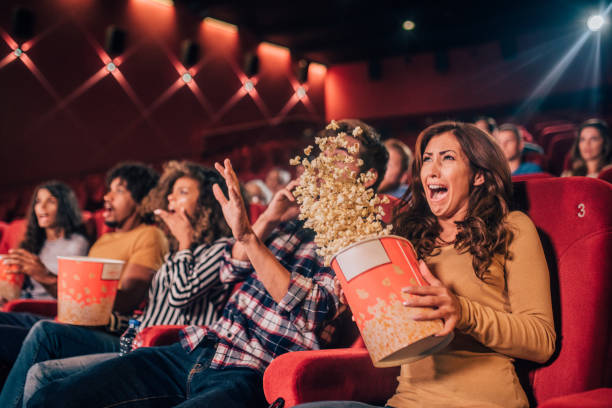 angst freunde verschütten popcorn im kino - spooky shouting fear screaming stock-fotos und bilder