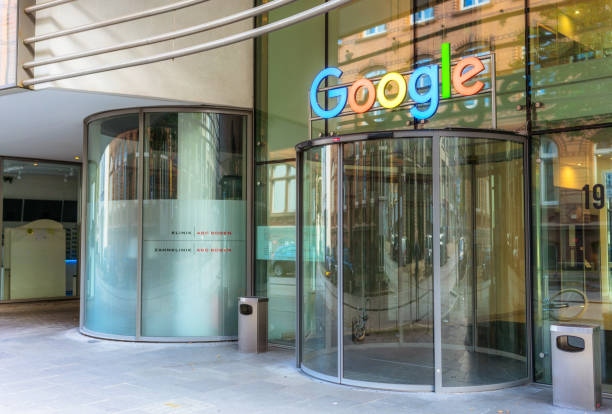 google office - sie sucht ihn hamburg stock-fotos und bilder