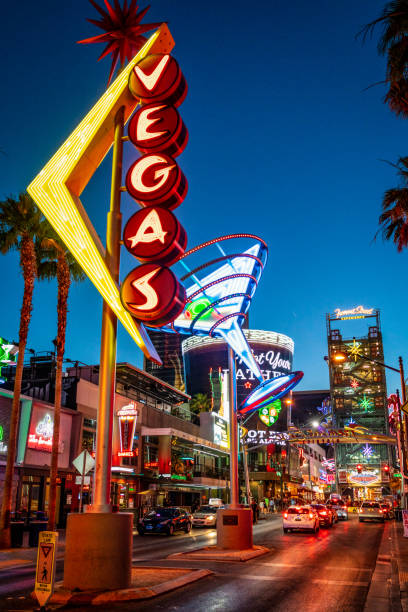 vintage las vegas neon znaki w fremont - vegas sign zdjęcia i obrazy z banku zdjęć