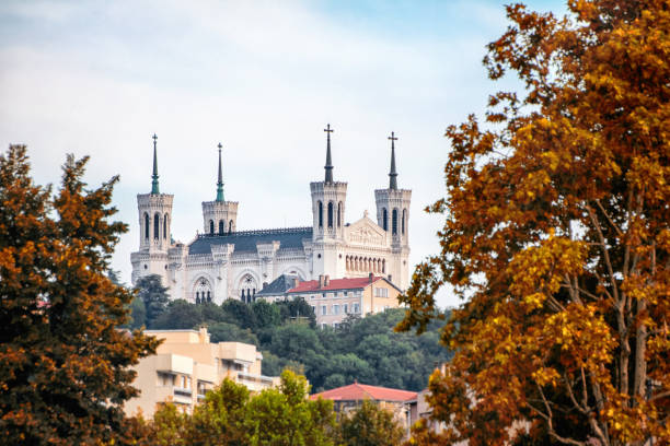 basilika notre-dame de fourvière in lyon stadt gebäude architektur wunderbar denkmal in frankreich saone fluss sicht - basilika notre dame de fourvière stock-fotos und bilder