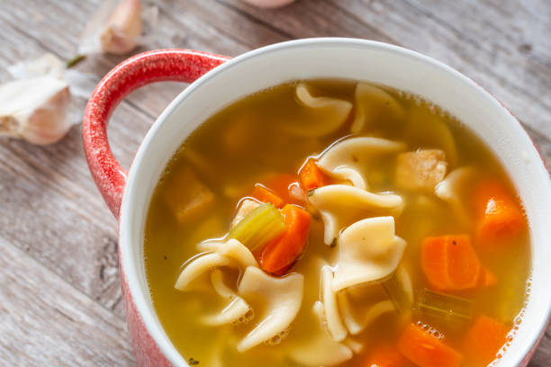 チキン ヌードル スープのボウル - soup chicken soup chicken noodle soup food ストックフォトと画像
