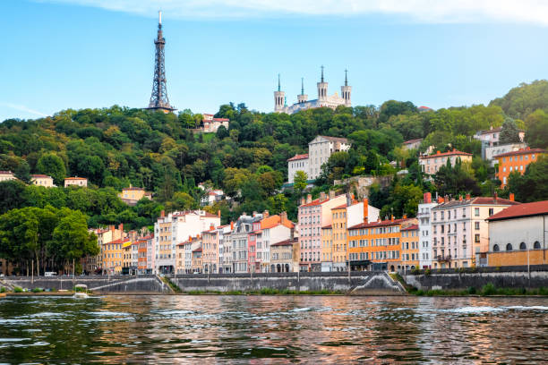 fourvière hügel mit basilika notre dame de fourvière und kommunikation turm in lyon stadt in frankreich, die saone fluss sicht - basilika notre dame de fourvière stock-fotos und bilder