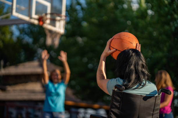 女性と車椅子バスケの女の子 - basketball teenager nature outdoors ストックフォトと画像