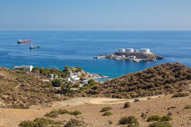 近くの村の kaloi limenes、クレタ島 - oil pump ストックフォトと画像