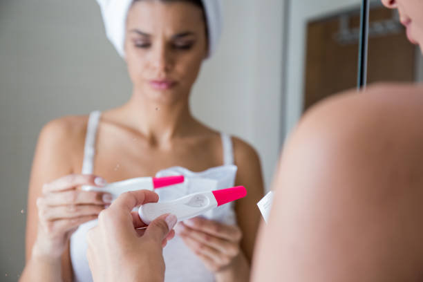 attendre un résultats de test de grossesse - human zygote photos et images de collection