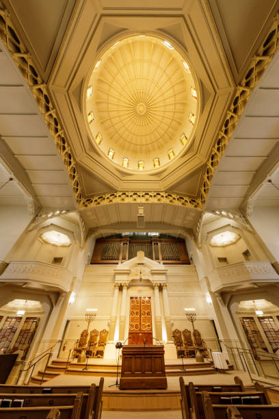 カリフォルニア州オークランドで寺院シナイ改革ユダヤ人シナゴーグの内部 - torah ark ストックフォトと画像
