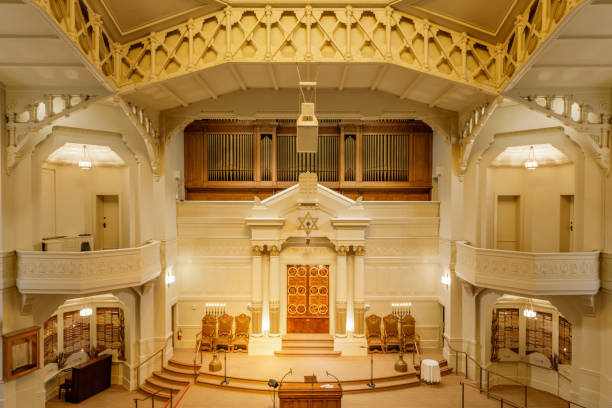 интерьер храма синай реформа еврейской синагоги в окленде, калифорния - torah ark стоковые фото и изображения