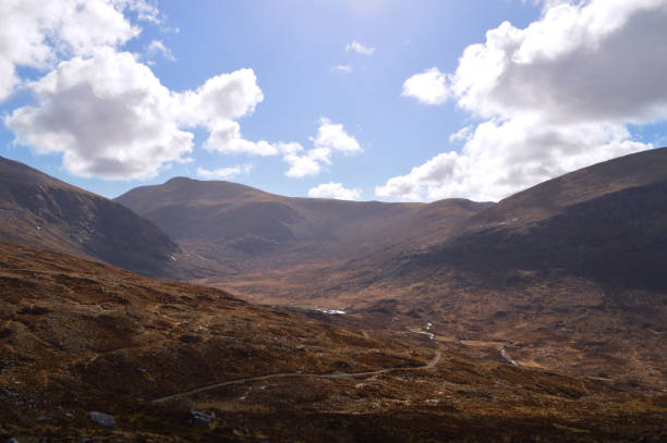 una fotografia di un sentiero in montagna e munro coperto di torba nelle ebridi esterne della scozia sull'isola di lewis / harris - munros foto e immagini stock