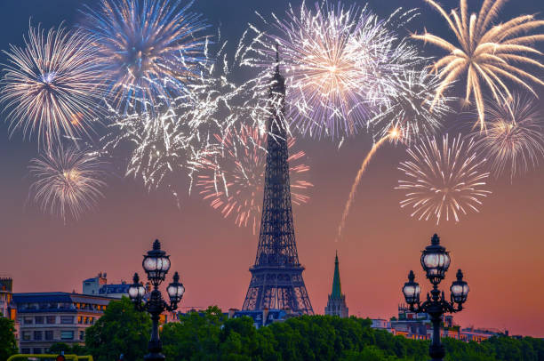 vista notturna della torre eiffel con fuochi d'artificio a parigi, francia. - eiffel tower paris france famous place france foto e immagini stock