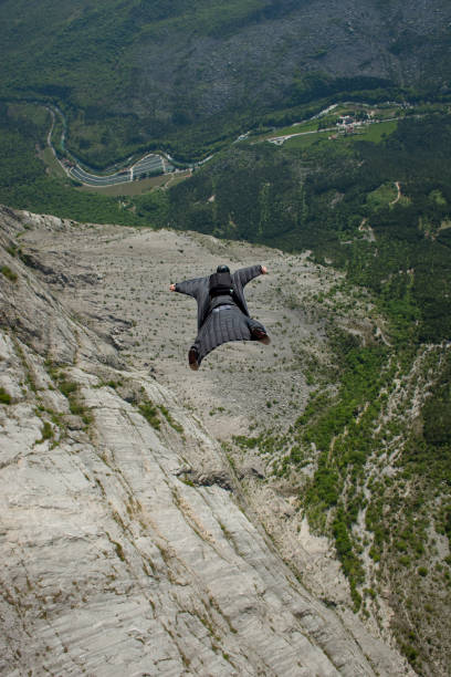 山の崖からウィング チラシを起動します。 - skydiving parachute parachuting taking the plunge ストックフォトと画像