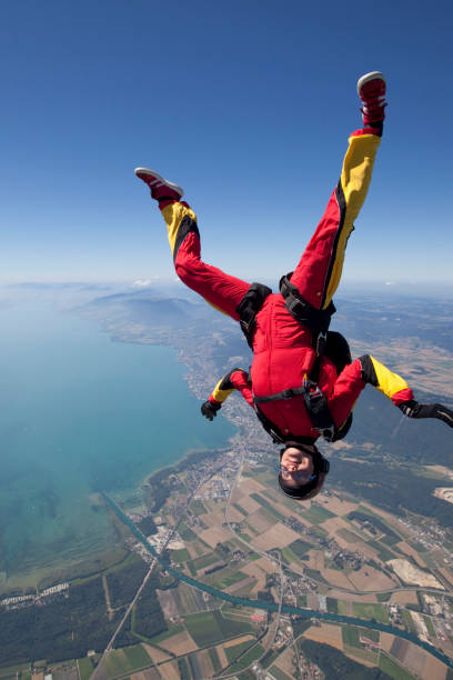 mergulhador céu cai para zona rural - skydiving parachute parachuting taking the plunge - fotografias e filmes do acervo