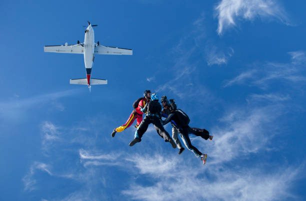 grupo de para-quedistas queda de avião - skydiving parachute parachuting taking the plunge - fotografias e filmes do acervo