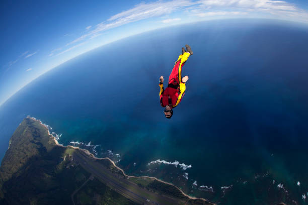 スカイダイバーが高尚な空から落ちる - skydiving parachute parachuting taking the plunge ストックフォトと画像