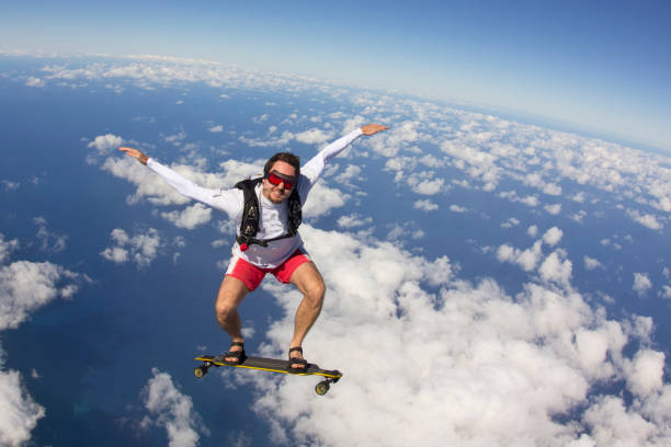 persona que practica surf cielo cae con longboard por cielos altos - do crazy things fotografías e imágenes de stock