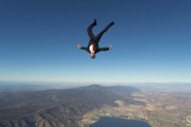 mergulhador céu cai vestindo terno de negócio - skydiving parachute parachuting taking the plunge - fotografias e filmes do acervo