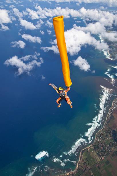 cataratas de mergulhador céu segurando longo kite - skydiving parachute parachuting taking the plunge - fotografias e filmes do acervo