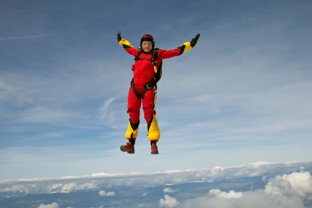 mergulhador céu cai através do céu sublime - skydiving parachute parachuting taking the plunge - fotografias e filmes do acervo