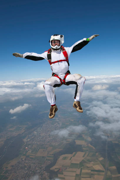 mergulhador céu cai através do céu sublime - skydiving parachute parachuting taking the plunge - fotografias e filmes do acervo