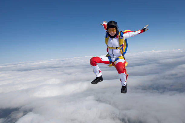 mergulhador céu cai através do céu sublime - skydiving parachute parachuting taking the plunge - fotografias e filmes do acervo