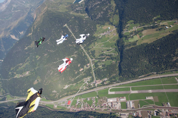 cinco wingsuiters voar em formação - skydiving parachute parachuting taking the plunge - fotografias e filmes do acervo