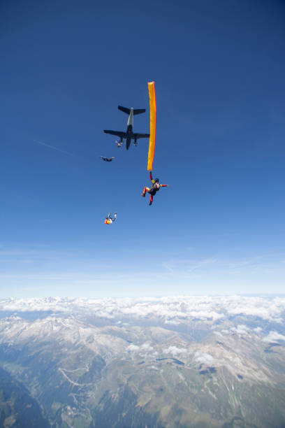 mergulhador céu cai do avião, segurando a pipa - skydiving parachute parachuting taking the plunge - fotografias e filmes do acervo