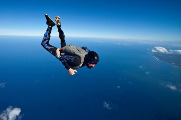 スカイダイバーは倒れる湖周辺 - skydiving parachute parachuting taking the plunge ストックフォトと画像