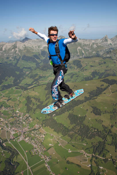 céu "surfista" cai com skate zona rural - skydiving parachute parachuting taking the plunge - fotografias e filmes do acervo