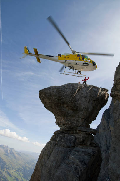 スイス アルプス引き継ぐヘリコプター - skydiving parachute parachuting taking the plunge ストックフォトと画像