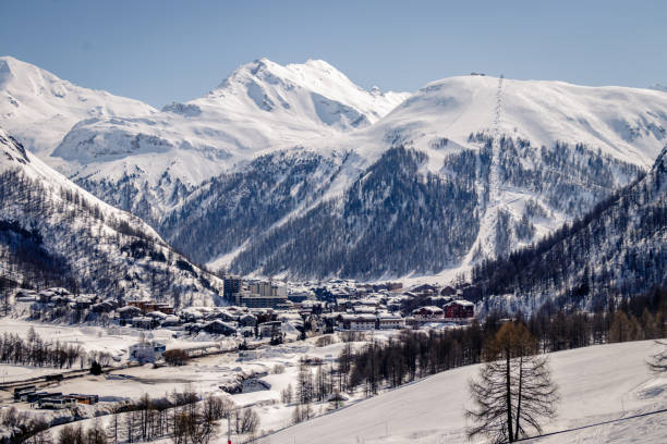 Views around Espace Killy the ski resorts of Tignes and Val D'Isere on a fantastic winter day in Februari. Espace Killy is a name given to a ski area in the Tarentaise Valley, Savoie in the French Alp puntos de vista alrededor de espace killy las estaciones de esquí de tignes y val d'isere en un día de invierno fantástico en february. espace killy es un nombre dado a una zona de esquí en el valle de tarentaise, saboya en los alpes franceses