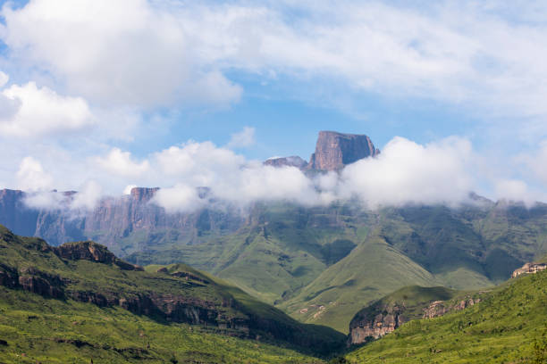 low clouds around sentinel peak - tugela river imagens e fotografias de stock