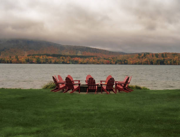 adirondack stühle um eine feuerstelle - adirondack chair stock-fotos und bilder