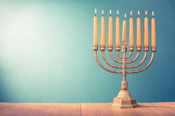 ханука менора с горящими свечами для праздничной карты фон. ретро старый стиль фильтруется фото - menorah стоковые фото и изображения
