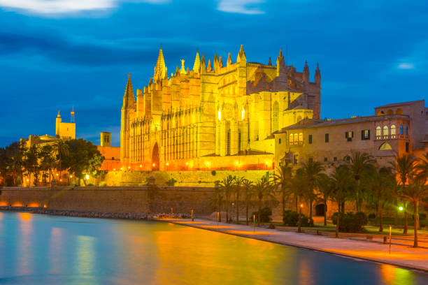 istock Night view of Catedral de Mallorca, Spain 1053640110