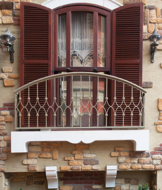 balcón y contraventanas de madera abiertas y farolas decorativas - wood shutter rusty rust fotografías e imágenes de stock