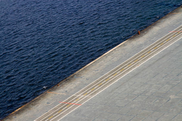 piste cyclable en bord de mer - half way line photos et images de collection