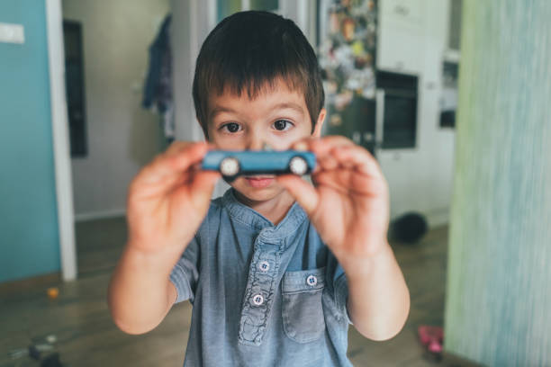 menino brincando com carro de brinquedo - 4 wheel - fotografias e filmes do acervo