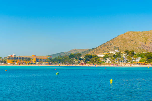 località di villeggiatura si estendevano lungo la spiaggia di alcudia a maiorca, spagna - 5945 foto e immagini stock