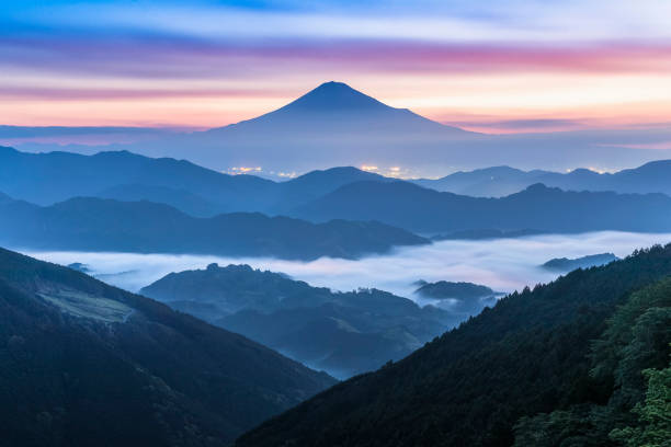 monte fuji e mare di nebbia in soia visto da yoshiwara, prefettura di shizuoka - volcano lake blue sky autumn foto e immagini stock