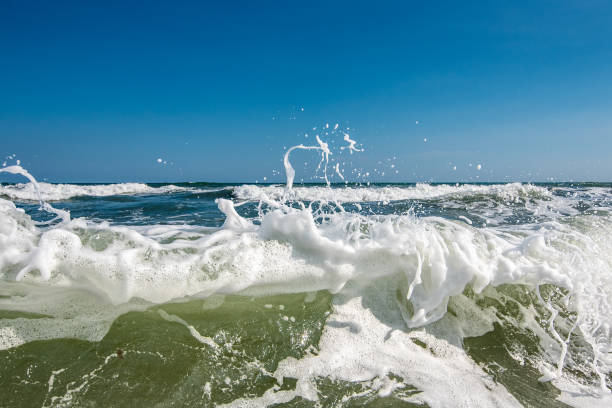 Crashing Waves waves crashing into the surf in North Carolina emerald isle north carolina stock pictures, royalty-free photos & images