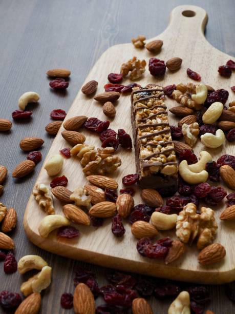 frutos secos y chocolate bar - protein bar cereal oat cranberry fotografías e imágenes de stock