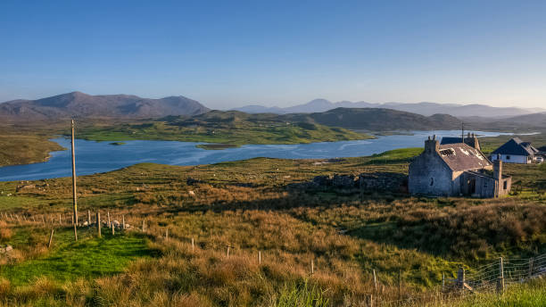 il sole tramonta su un vecchio villaggio - hebrides foto e immagini stock