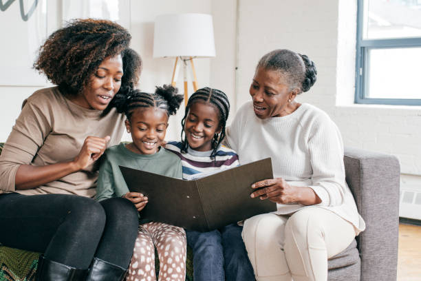 tradycje rodzinne - grandparent family reading inside of zdjęcia i obrazy z banku zdjęć