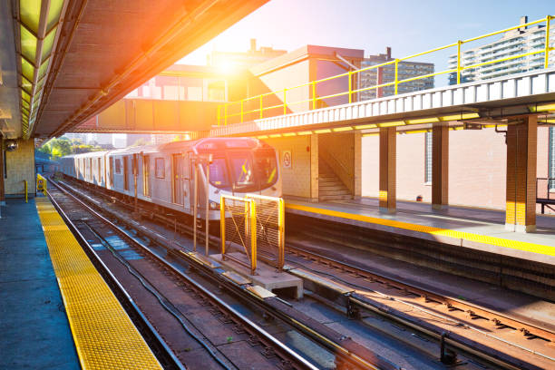 トロント地下鉄 ttc 線で運行する列車が改装されました。 - canada urban scene indoors city ストックフォトと画像