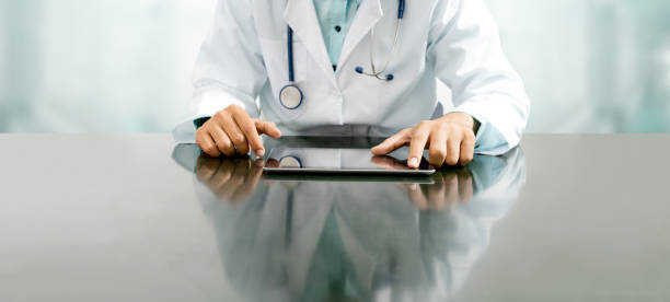 médico com computador tablet no escritório do hospital. - 2802 - fotografias e filmes do acervo