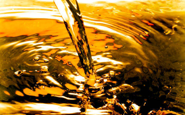 luftblasen im wasser öl bier gold schön abstrakten hintergrund - textured industry yellow abstract stock-fotos und bilder