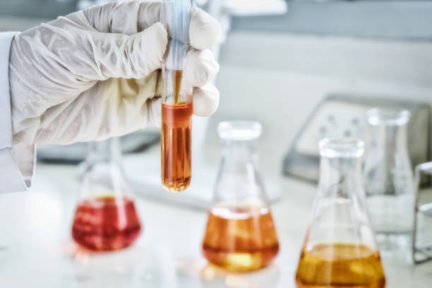 die wissenschaftler testen die natürlichen extrakt, öl und biokraftstoffe produktlösung, im chemielabor. sepia oder retro-ton - biodiesel stock-fotos und bilder